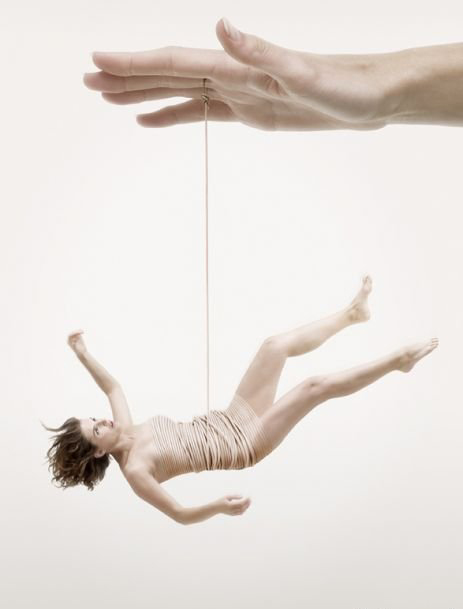 Станислав Милевич: Ваш ум умело манипулирует вами, наказывая вас переживанием или поощряя радостью. Познавая себя, вы лишаете ума этой возможности. Поэтому ум будет всячески сопротивляться, используя такие уловки как лень, страх, переживания, беспокойства или подыгрывать вам, создавая ощущение радости и даже победы над ним, чтобы увести вас в сторону. Помните, что любая эмоция, которую вызывает ваш ум, - это его саботаж, сопротивление в вашем самопознании.